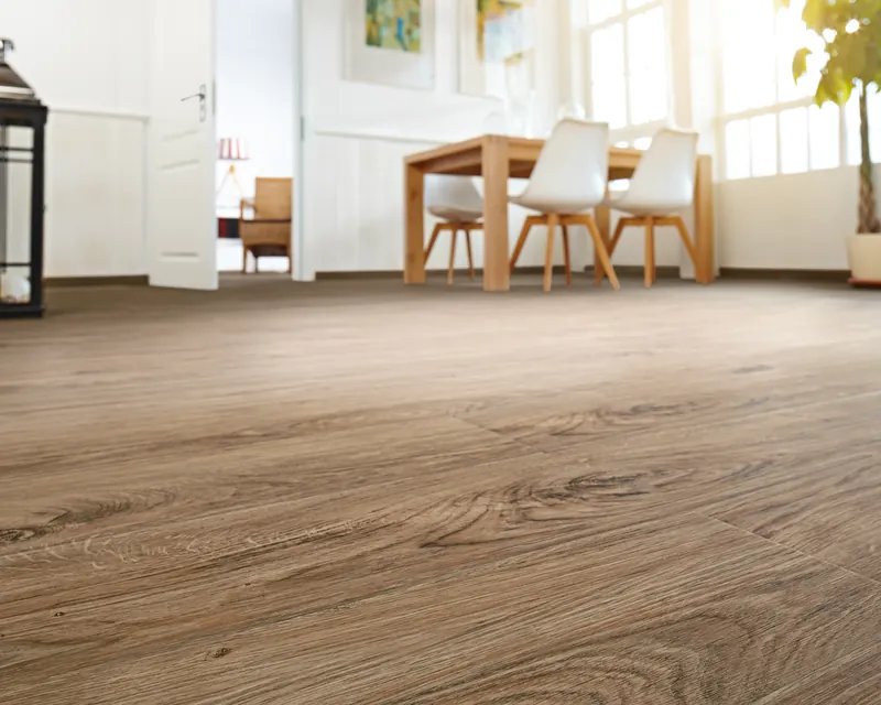 Designboden in Holzoptik in einem hellen Wohn- und Essbereich