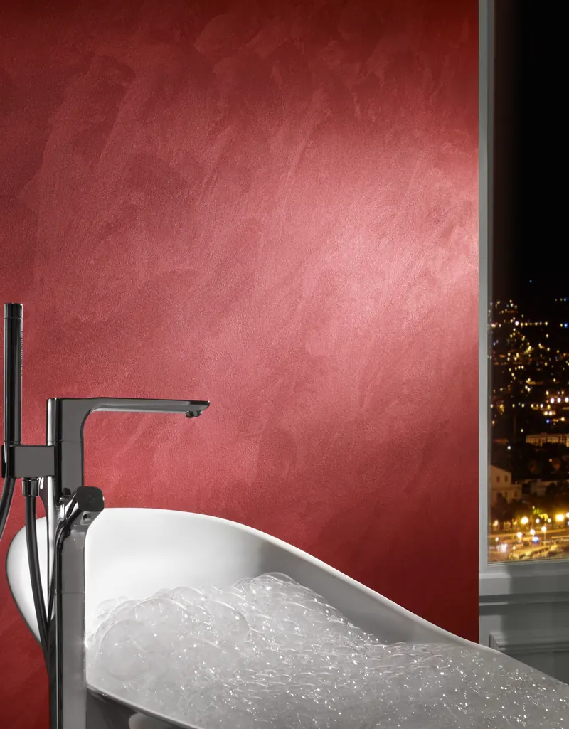 Wand mit rotem Metallic-Effekt in einem modernen Badezimmer